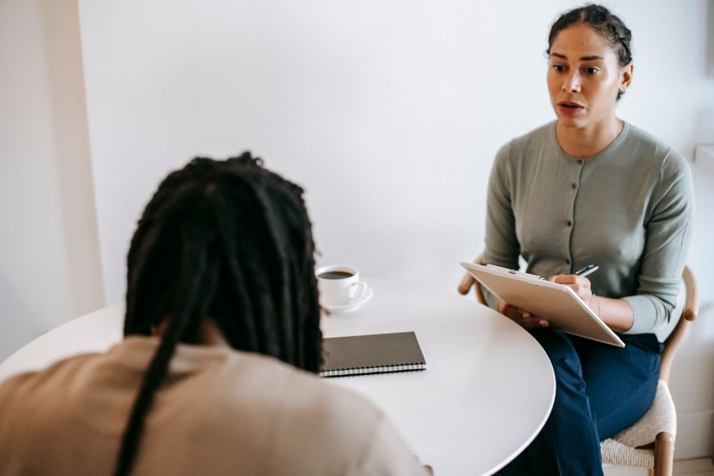 Quelles formations et qualifications vérifier avant de consulter ?