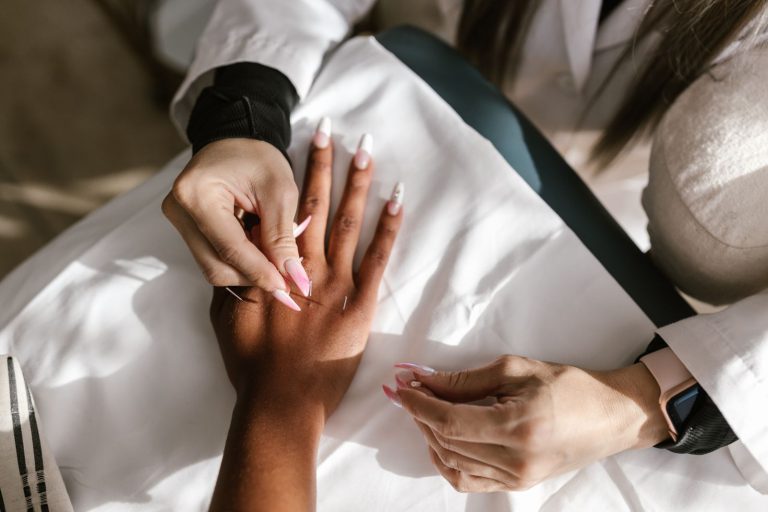 Acupuncture, grossesse, enfants, personnes âgées : la prudence avant tout